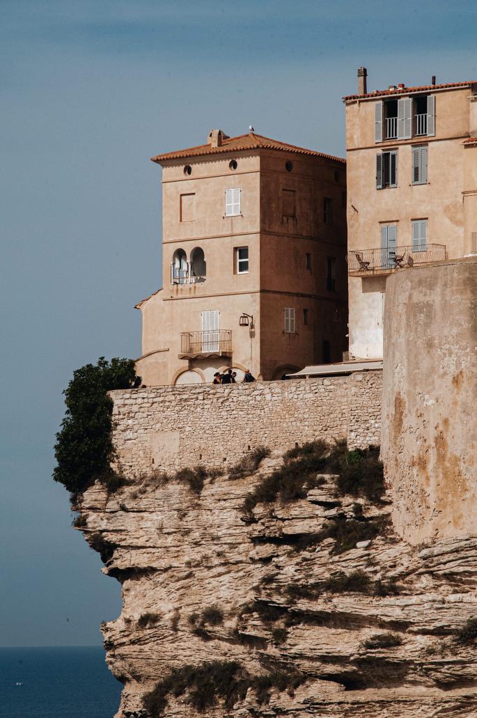 2. La Citadelle de Bonifacio : Une sentinelle majestueuse.