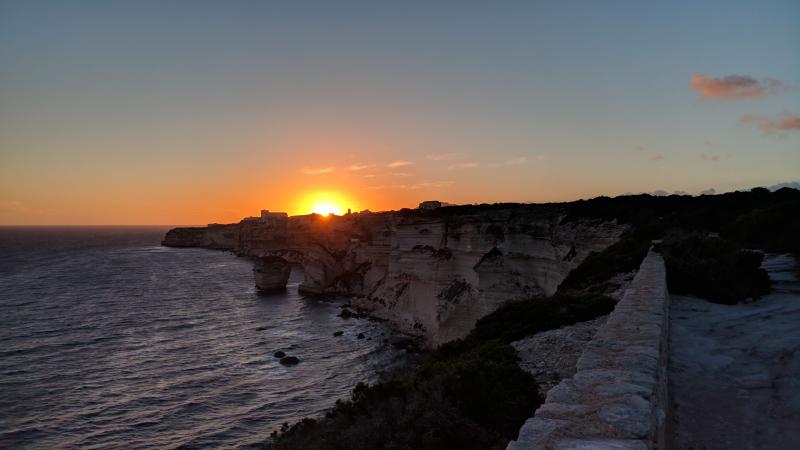 L'incontournable coucher de soleil sous les falaises de Bonifacio